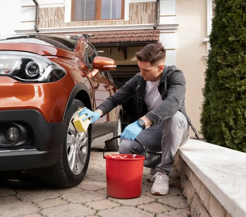 Lavage auto à domicile Saint-Rabier : professionnel intervenant sur un véhicule